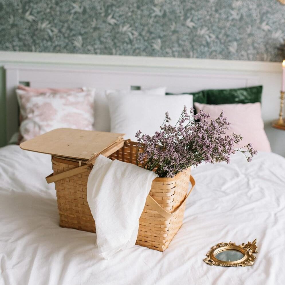 23 Charming Bedroom Decorating Ideas in a Vintage Style